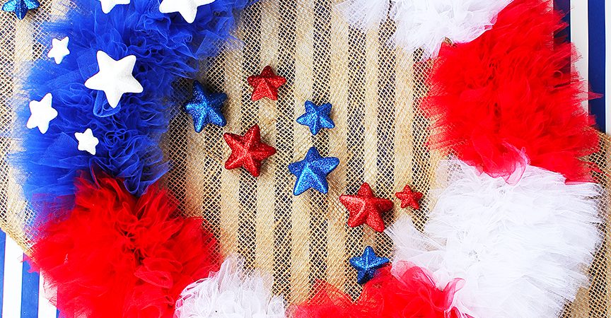 How to make a patriotic tulle wreath. Such a fun DIY wreath craft idea for July 4th, Memorial Day and more!