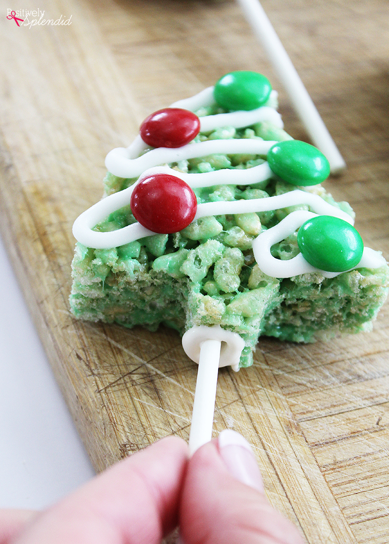 Christmas Tree Rice Krispies Treat Pops - Easy holiday treat idea!