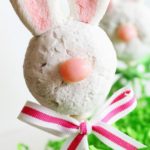 These doughnut bunny pops are so perfect for Easter! Cute!