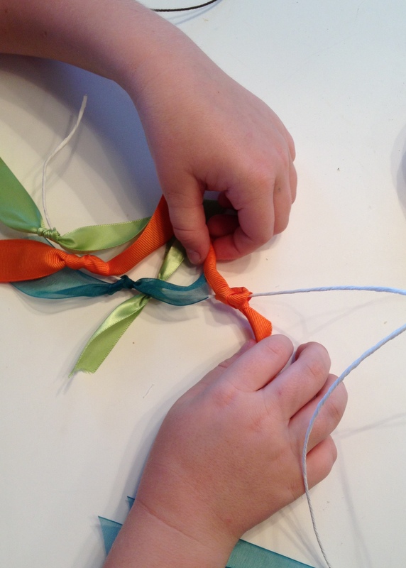 This googly eye garland would be perfect Halloween party decor, and it's easy enough for kids to make!