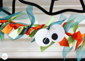 This googly eye garland would be perfect Halloween party decor, and it's easy enough for kids to make!