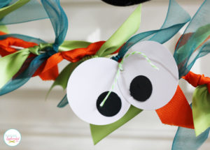 This googly eye garland would be perfect Halloween party decor, and it's easy enough for kids to make!