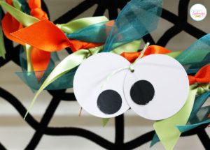 This googly eye garland would be perfect Halloween party decor, and it's easy enough for kids to make!