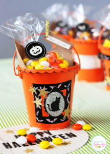 These Halloween treat buckets at Positively Splendid can be made in minutes! So perfect for class parties, neighbor gifts, and more!