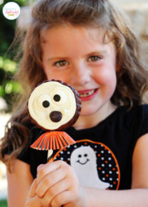 Adorable Halloween marshmallow pie pops at Positively Splendid. No baking required, and made in just minutes!