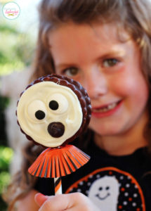Adorable Halloween marshmallow pie pops at Positively Splendid. No baking required, and made in just minutes!