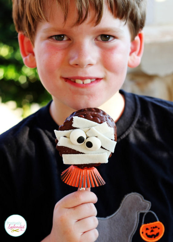 Adorable Halloween marshmallow pie pops at Positively Splendid. No baking required, and made in just minutes! 