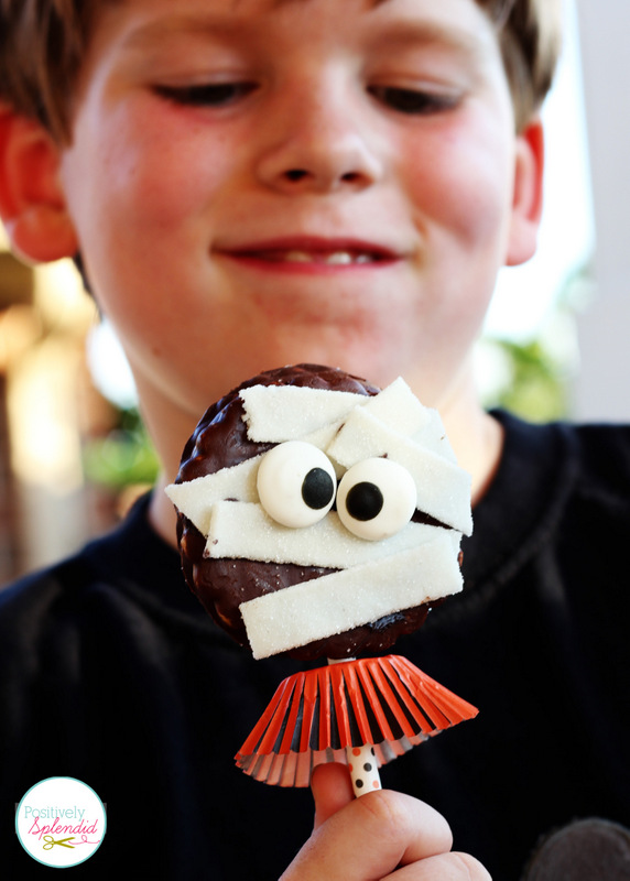 Adorable Halloween marshmallow pie pops at Positively Splendid. No baking required, and made in just minutes! 