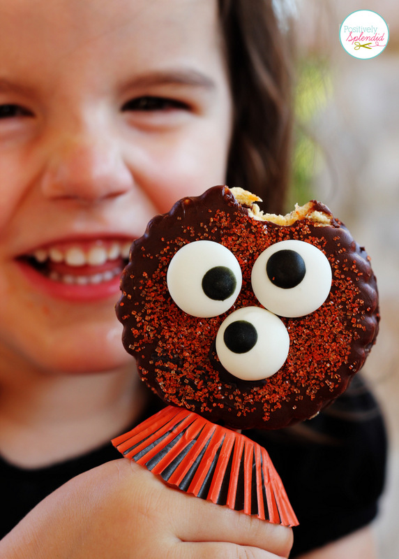 Adorable Halloween marshmallow pie pops at Positively Splendid. No baking required, and made in just minutes!