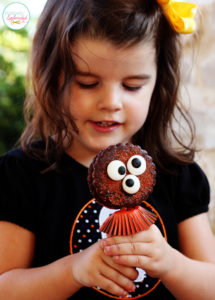 Adorable Halloween marshmallow pie pops at Positively Splendid. No baking required, and made in just minutes!