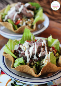 Easy Southwestern Steak Salad at Positively Splendid can be made from start to finish in less than 30 minutes! This looks so yummy!