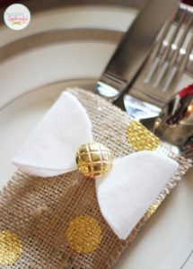 These cutlery stockings are such a fun idea for holiday place settings! Easy to make, too!