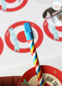 Adorable! Bullseye valentines with free printables. A great candy-free classroom treat idea!