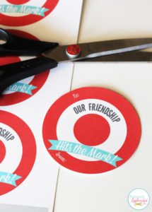 Adorable! Bullseye valentines with free printables. A great candy-free classroom treat idea!
