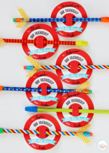 Adorable! Bullseye valentines with free printables. A great candy-free classroom treat idea!