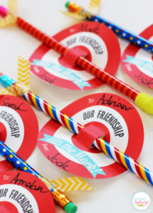 Adorable! Bullseye valentines with free printables. A great candy-free classroom treat idea!