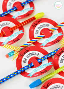 Adorable! Bullseye valentines with free printables. A great candy-free classroom treat idea!