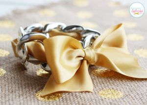 This chain link and ribbon bracelet is so pretty, and it can be made in 5 minutes or less!