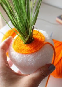 Decorative carrots made with yarn and Styrofoam cones. Simply adorable!