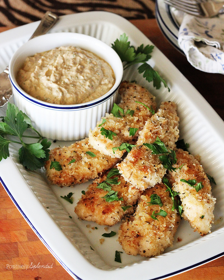 Oven-friend crispy chicken dippers with pesto-yogurt sauce. Fast, healthy and delicious!