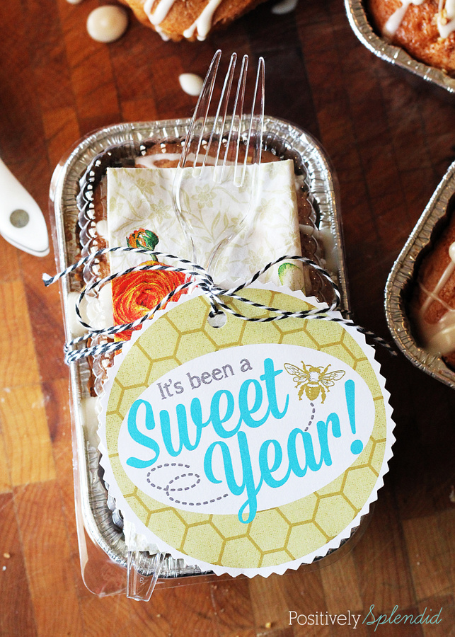 Such a clever idea! Package homemade treats in disposable mini loaf pans, and tie up with a fork and napkin so recipients can dig right in. Free printable tags included!