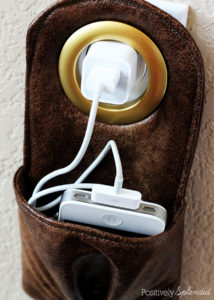 This hanging phone charging station would be such a great gift for guys! Free pattern and tutorial at Positively Splendid.