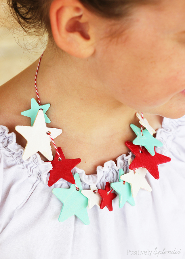 Patriotic glow-in-the-dark star necklace craft. Perfect for July 4th! #thebigbling