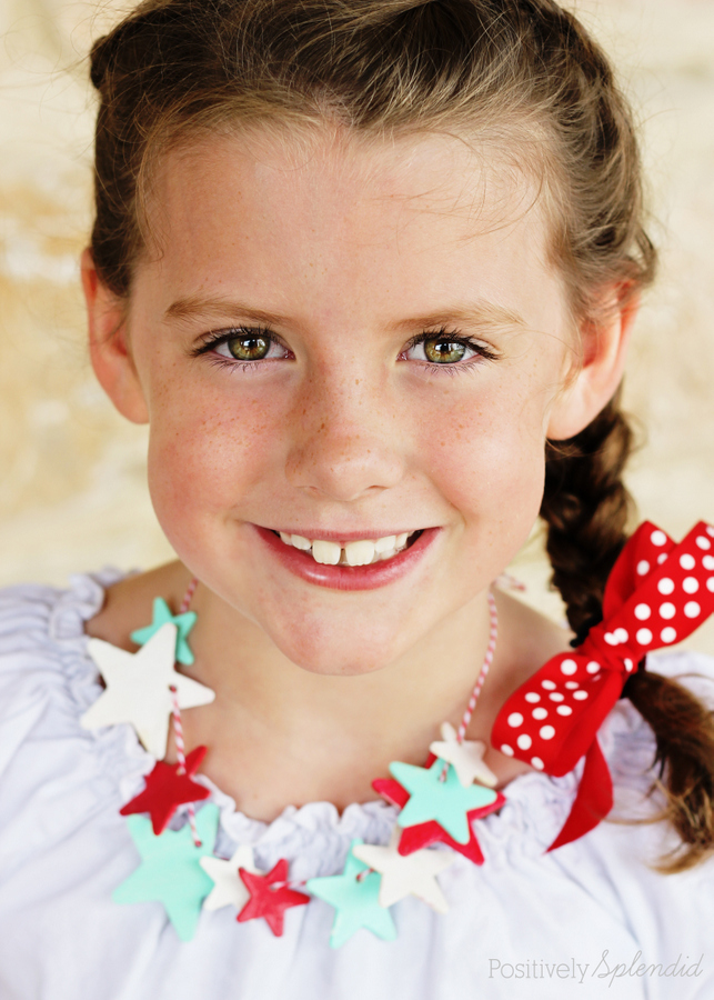 Patriotic glow-in-the-dark star necklace craft. Perfect for July 4th! #thebigbling
