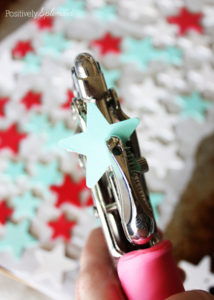 Patriotic glow-in-the-dark star necklace craft. Perfect for July 4th! #thebigbling