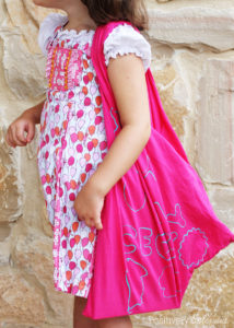 Clever tote bags made with upcycled t-shirts. Such a fun kids' craft! #MichaelsMakers