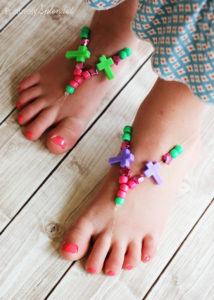 These barefoot "sandals" made with stretch cord and beads are such a fun kids' craft project!