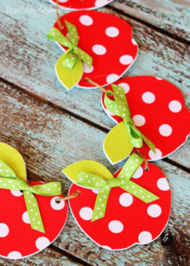 Adorable no-sew fabric apple garland craft. This would be so cute for a classroom!