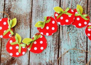 Adorable no-sew fabric apple garland craft. This would be so cute for a classroom!