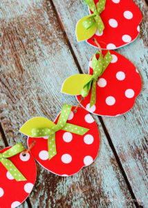 Adorable no-sew fabric apple garland craft. This would be so cute for a classroom!
