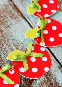 Adorable no-sew fabric apple garland craft. This would be so cute for a classroom!