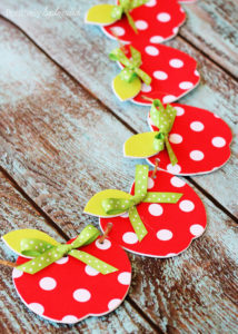 Adorable no-sew fabric apple garland craft. This would be so cute for a classroom!