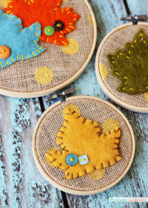 Felt leaf embroidery hoop art by Positively Splendid. Adorable and easy fall decor! #falldecor #fall #crafts #leaves #diy