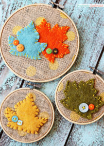 Felt leaf embroidery hoop art by Positively Splendid. Adorable and easy fall decor! #falldecor #fall #crafts #leaves #diy