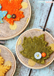 Felt leaf embroidery hoop art by Positively Splendid. Adorable and easy fall decor! #falldecor #fall #crafts #leaves #diy
