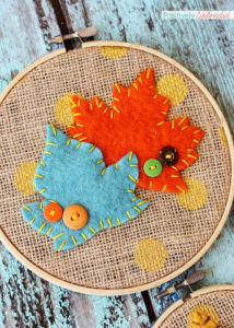 Felt leaf embroidery hoop art by Positively Splendid. Adorable and easy fall decor! #falldecor #fall #crafts #leaves #diy