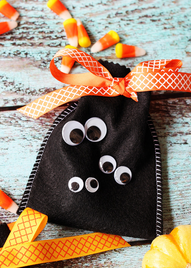 Googly eye Halloween treat bags by Positively Splendid for Darice