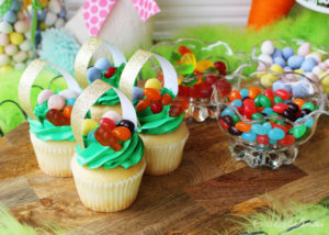 Easter basket cupcakes. So fun for Easter parties! #HersheysEaster