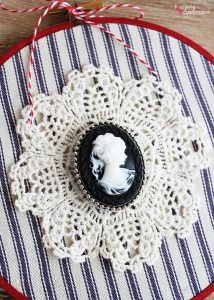 Cameo Embroidery Hoop Art - Such a fun and easy craft project!