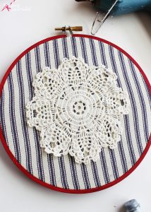 Cameo Embroidery Hoop Art - Such a fun and easy craft project!