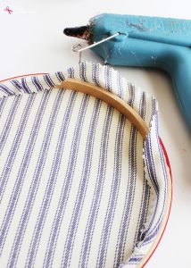 Cameo Embroidery Hoop Art - Such a fun and easy craft project!