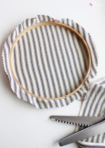 Cameo Embroidery Hoop Art - Such a fun and easy craft project!