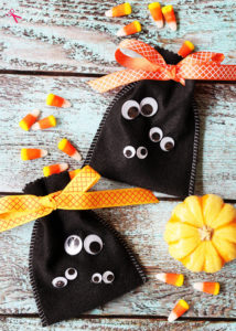Fun, easy Halloween craft idea: Googly Eye Halloween Treat Bags