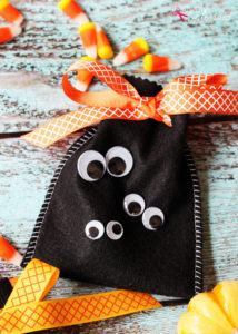 Fun, easy Halloween craft idea: Googly Eye Halloween Treat Bags