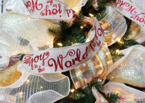 Decorate a Christmas tree with ribbon #MichaelsMakers