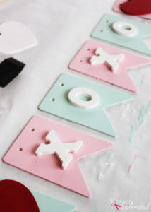 Such a sweet craft project for Valentine's Day! XOXO Valentine Banner at Positively Splendid